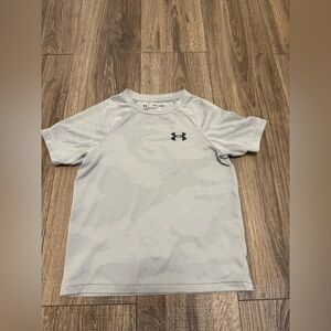 Under Armour Boys Light Gray Camo Loose Dry Fit T Shirt Size YXS
